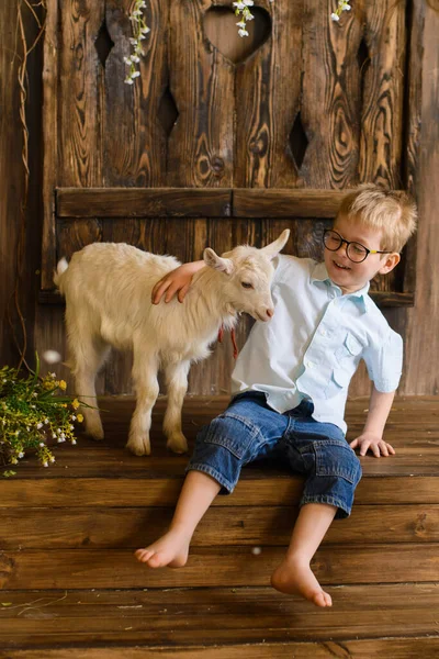 Kleine Jongen Glimlacht Houten Treden Van Veranda Naast Pasgeboren Goaling — Stockfoto