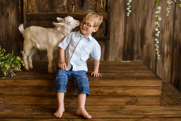 Niño Sienta Los Escalones Madera Del Porche Comunica Suavemente Con — Foto de Stock