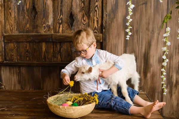 Niño Pequeño Camisa Bordada Ucraniana Gafas Sentado Porche Madera Alimenta — Foto de Stock