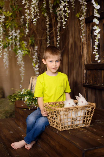 Kleine Jongen Geel Shirt Tegen Achtergrond Van Houten Veranda Speelt — Stockfoto