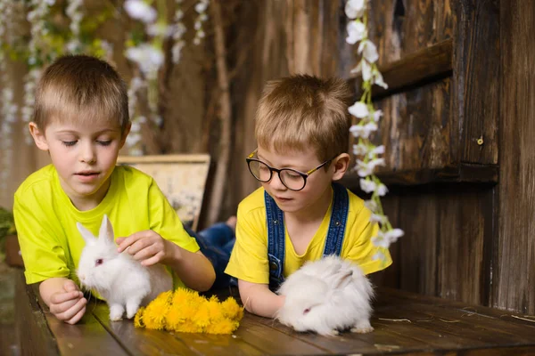 Dos Niños Hermanos Acostados Suelo Madera Juegan Con Dos Conejos — Foto de Stock