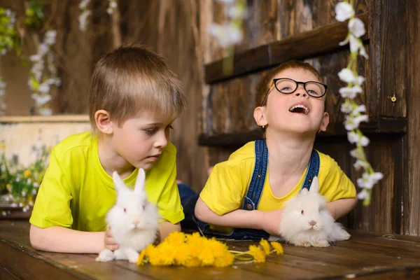 Dos Niños Hermanos Acostados Suelo Madera Juegan Con Dos Conejos — Foto de Stock