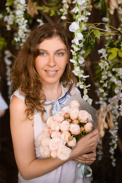 Portrait Beautiful Curly Woman Bouquet Pink Roses Her Hands — Stock Photo, Image