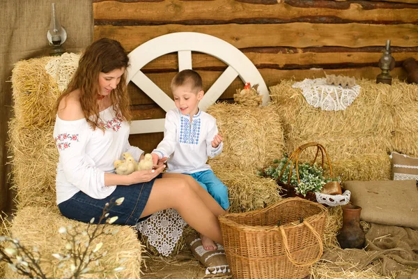 Maman Avec Son Fils Chemises Brodées Ukrainiennes Assis Sur Grenier — Photo