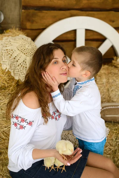 Hijo Besa Madre Mejilla Vestido Con Camisas Bordadas Ucranianas Sentarse —  Fotos de Stock