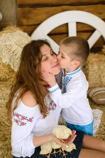 Hijo Besa Madre Mejilla Vestido Con Camisas Bordadas Ucranianas Sentarse —  Fotos de Stock