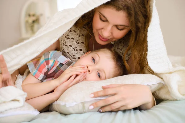Mamma Guarda Dolcemente Suo Figlio Giacevano Sul Letto Coperte Copriletto — Foto Stock