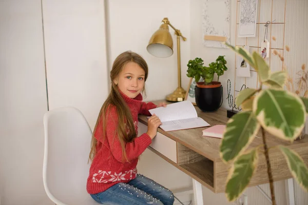 Dziewczyna Odrabiająca Lekcje Przy Biurku Lampą Zawód Domu Podczas Kwarantanny — Zdjęcie stockowe