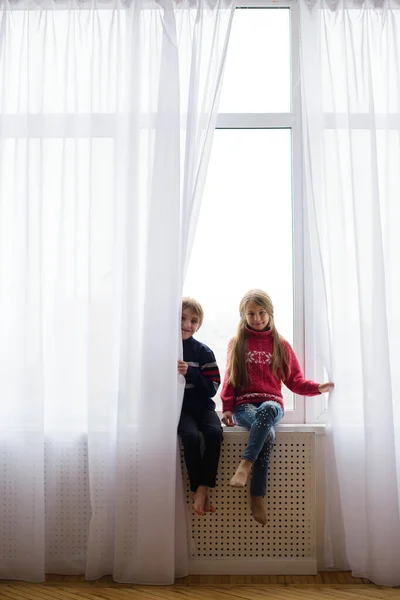 Bror Och Syster Sitter Fönsterbräda Nära Fönsterglas Vill Gatan Men — Stockfoto