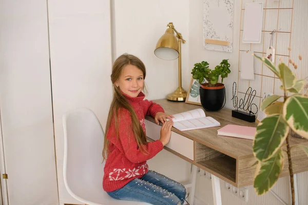 Dziewczyna Odrabiająca Lekcje Przy Biurku Lampą Zawód Domu Podczas Kwarantanny — Zdjęcie stockowe