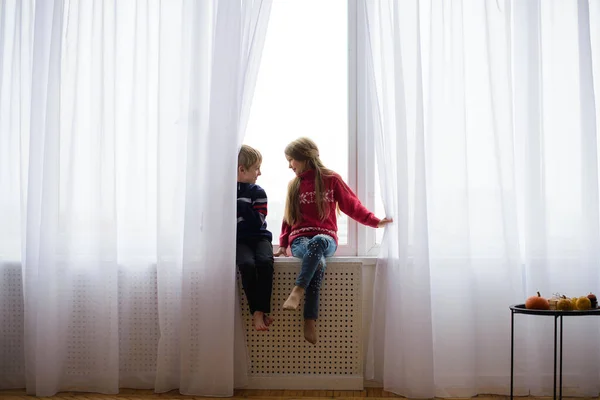 Bruder Und Schwester Sitzen Auf Der Fensterbank Der Nähe Von — Stockfoto