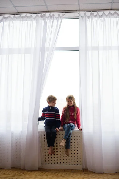 Bruder Und Schwester Sitzen Auf Der Fensterbank Der Nähe Von — Stockfoto