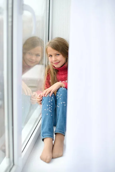 Mädchen Sitzt Auf Fensterbank Neben Fensterscheibe Sie Auf Die Straße — Stockfoto