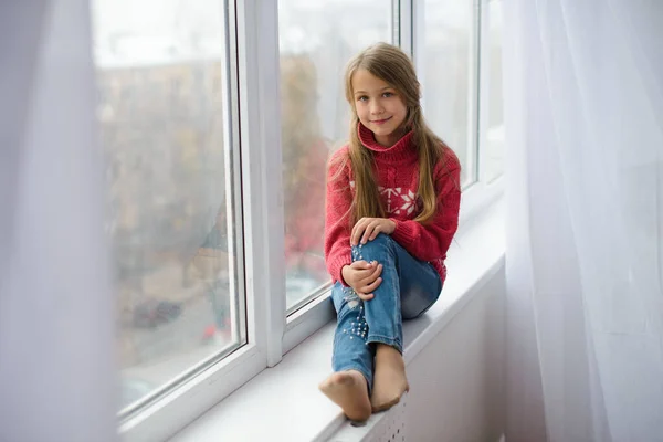 Kız Pencere Kenarında Oturuyor Pencere Camının Yanında Sokakta Yürümek Istiyor — Stok fotoğraf