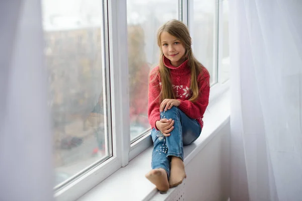 Chica Sienta Alféizar Ventana Cerca Del Cristal Ventana Quiere Caminar —  Fotos de Stock