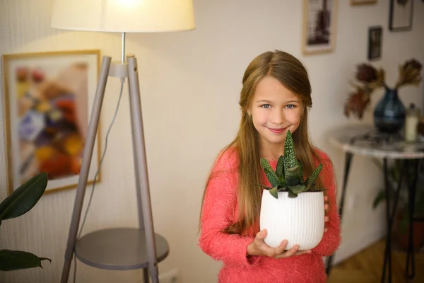 Mädchen Die Sich Heimische Pflanzen Raum Kümmern Quarantäne Hause — Stockfoto