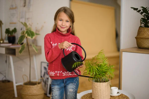 Chica Que Cuida Las Plantas Domésticas Habitación Riego Cuarentena Casa —  Fotos de Stock
