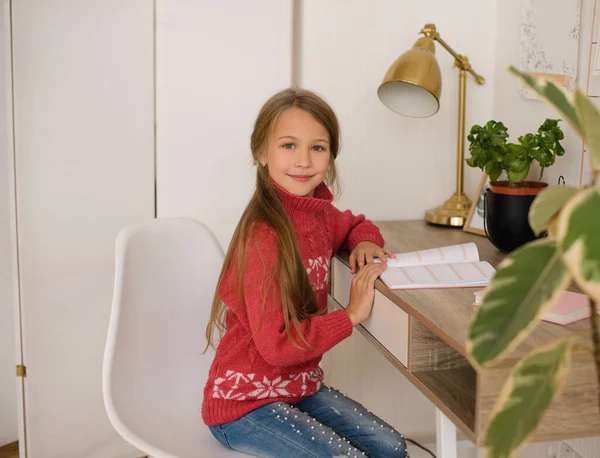 Chica Haciendo Los Deberes Escritorio Con Lámpara Ocupación Hogar Durante —  Fotos de Stock