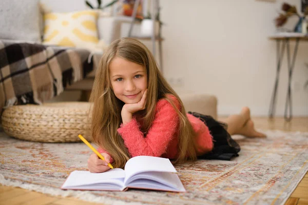 Pendant Pandémie Coronavirus Dans Monde Entier Fille Apprend Programme Scolaire — Photo