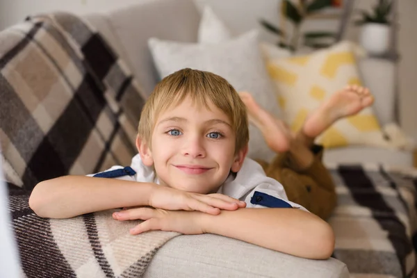 Portret Pięknego Chłopca Spoczywającego Brzuchu Sofie Kratkę Pokoju Domu — Zdjęcie stockowe