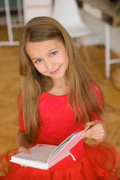 Hermosa Chica Con Pelo Largo Vestido Rojo Sostiene Cuaderno Color —  Fotos de Stock
