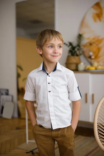 Portrét Atraktivní Blonďaté Stylově Oblečené Chlapce Bílé Košili Světlé Místnosti — Stock fotografie
