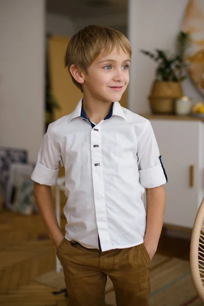 Portrét Atraktivní Blonďaté Stylově Oblečené Chlapce Bílé Košili Světlé Místnosti — Stock fotografie