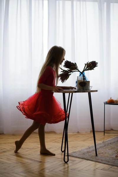 Silueta Niña Vestido Baile Rojo Sobre Fondo Ventana Con Luz —  Fotos de Stock