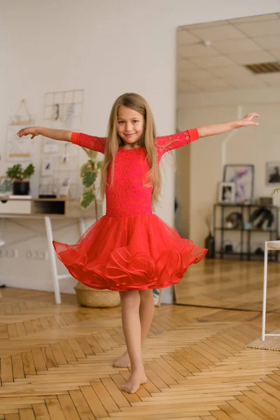 Belle Fille Avec Les Cheveux Longs Robe Bal Rouge Danse — Photo