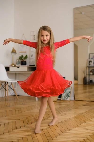 Όμορφη Κοπέλα Μακριά Μαλλιά Κόκκινο Φόρεμα Μπάλα Χορεύει Καραντίνα Του — Φωτογραφία Αρχείου