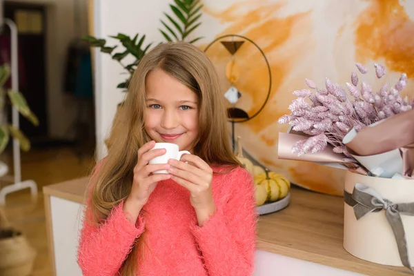 Linda Niña Suéter Coral Con Taza Blanca Las Manos Habitación —  Fotos de Stock