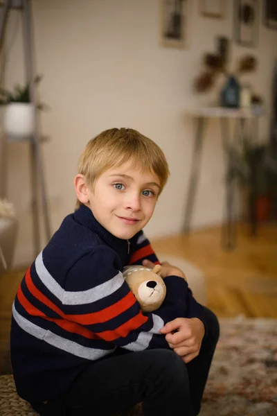 Jongen Zit Vloer Trui Kamer Tijdens Dag Knuffelt Teddybeer — Stockfoto