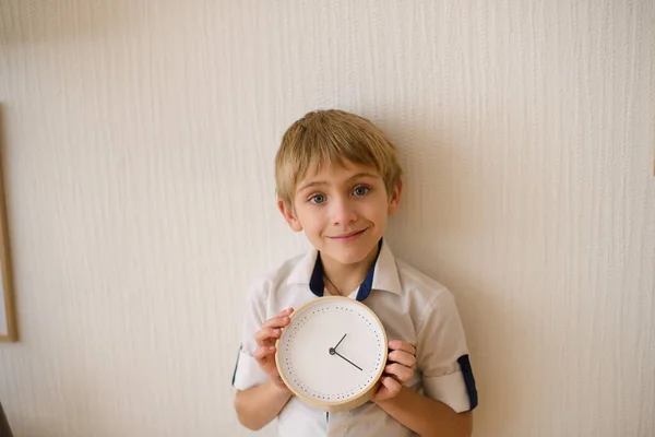 Portret Van Kleine Jongen Kleuterschool Leeftijd Tegen Achtergrond Van Witte Stockfoto