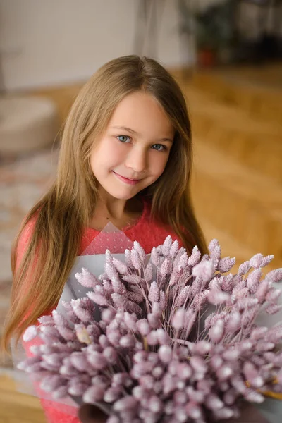 Meisje Met Lang Haar Roze Trui Lichte Kamer Van Haar Stockafbeelding