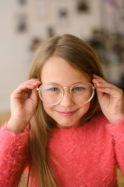 Portret Van Mooi Meisje Van School Leeftijd Met Bril Rood Rechtenvrije Stockafbeeldingen