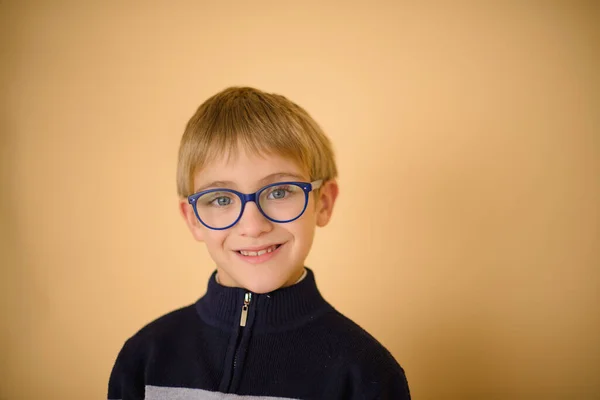 Lindo Niño Feliz Sonriente Preescolar Gafas Fondo Beige Estudio —  Fotos de Stock