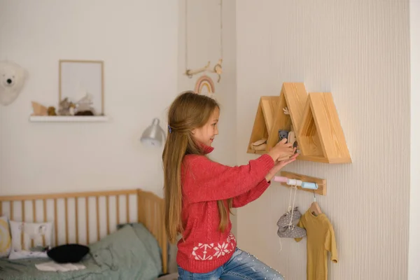 Chica Curiosa Con Pelo Largo Suéter Rosa Habitación Los Niños —  Fotos de Stock