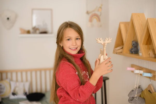 Chica Curiosa Con Pelo Largo Suéter Rosa Habitación Los Niños —  Fotos de Stock