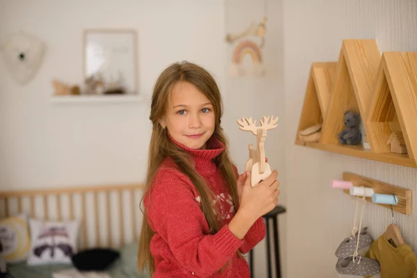 Ragazza Curiosa Con Capelli Lunghi Maglione Rosa Nella Stanza Dei — Foto Stock