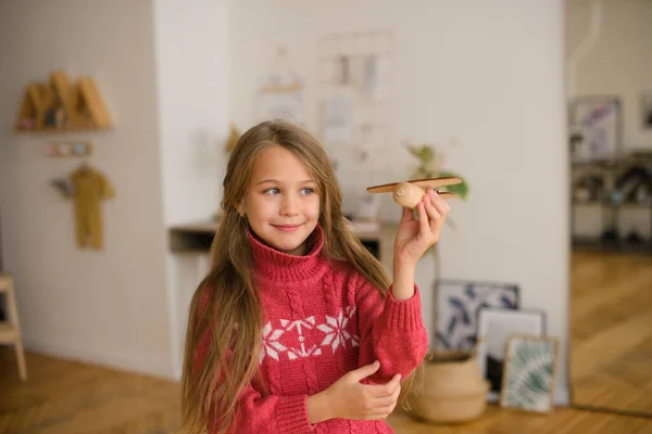 Dziewczyna Długimi Włosami Różowym Swetrze Białym Pokoju Domu Gra Drewniany — Zdjęcie stockowe