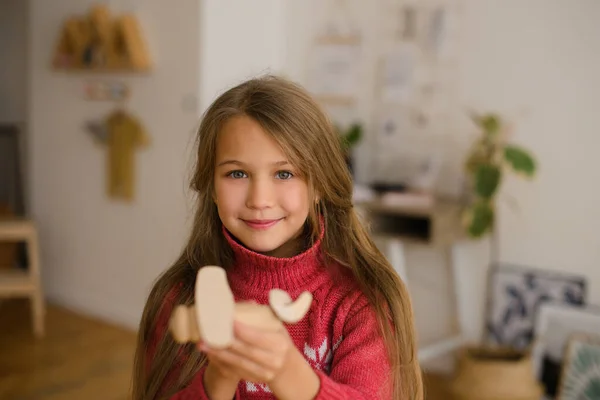 Dziewczyna Długimi Włosami Różowym Swetrze Białym Pokoju Domu Gra Drewniany — Zdjęcie stockowe