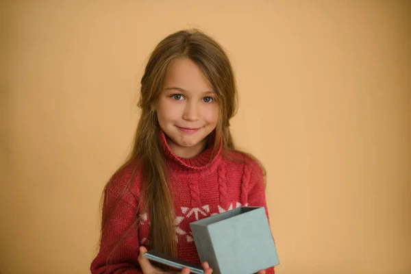 Niña Con Pelo Largo Suéter Rosa Sobre Fondo Beige Sostiene —  Fotos de Stock