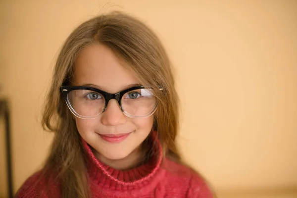 Retrato Menina Bonita Idade Escolar Com Óculos Suéter Vermelho — Fotografia de Stock