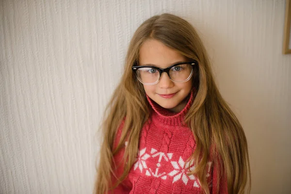 Retrato Menina Bonita Idade Escolar Com Óculos Suéter Vermelho — Fotografia de Stock