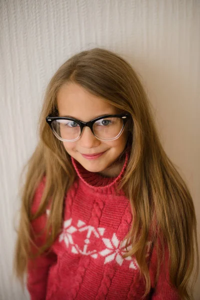 Retrato Menina Bonita Idade Escolar Com Óculos Suéter Vermelho — Fotografia de Stock