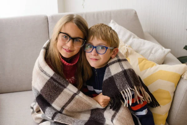 Niño Niña Una Hermana Mayor Hermano Menor Están Sentados Debajo —  Fotos de Stock