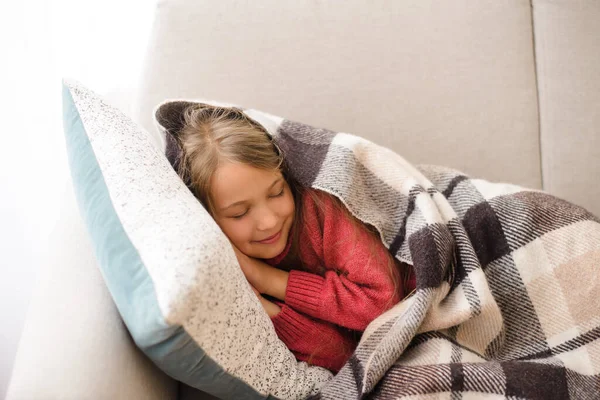 Sevimli Kız Kanepe Yastığa Uzanır Rahat Bir Battaniyeye Saklanır Gündüzleri — Stok fotoğraf