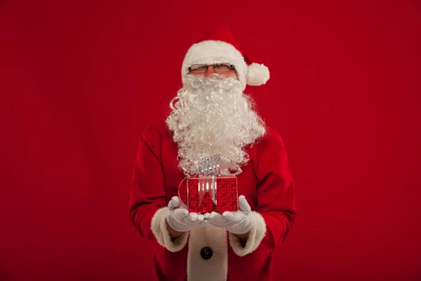 Photo of kind Santa Claus giving xmas present and looking at cam — Stock Photo, Image