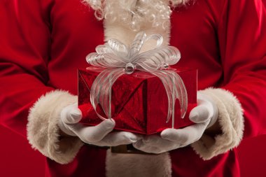 Fotoğraf xmas hediye veriyor ve cam seyir tür Santa Claus