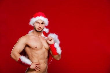 Santa Tekdüzen seksi kaslı adam. Yılbaşı yeni yıl